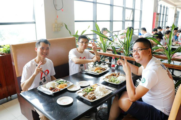 员工饭堂聚餐-李晓彬(摄).jpg